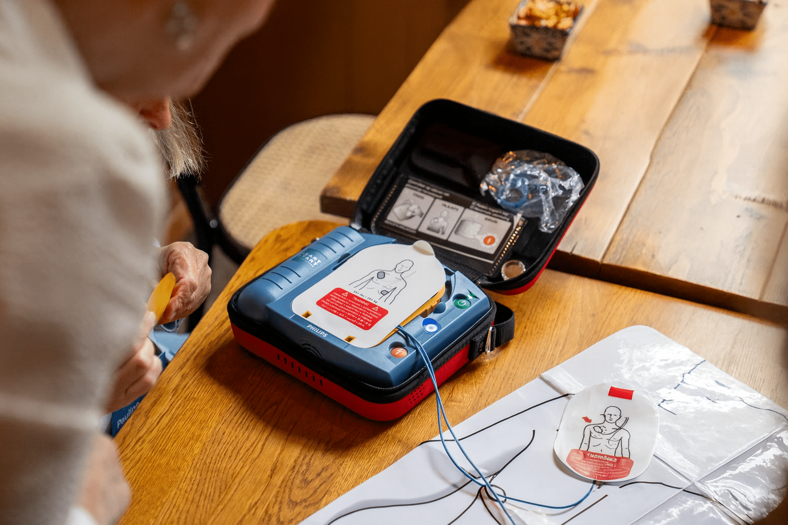 Hoe gebruik je een AED? Een duidelijk stappenplan voor een hartstilstand