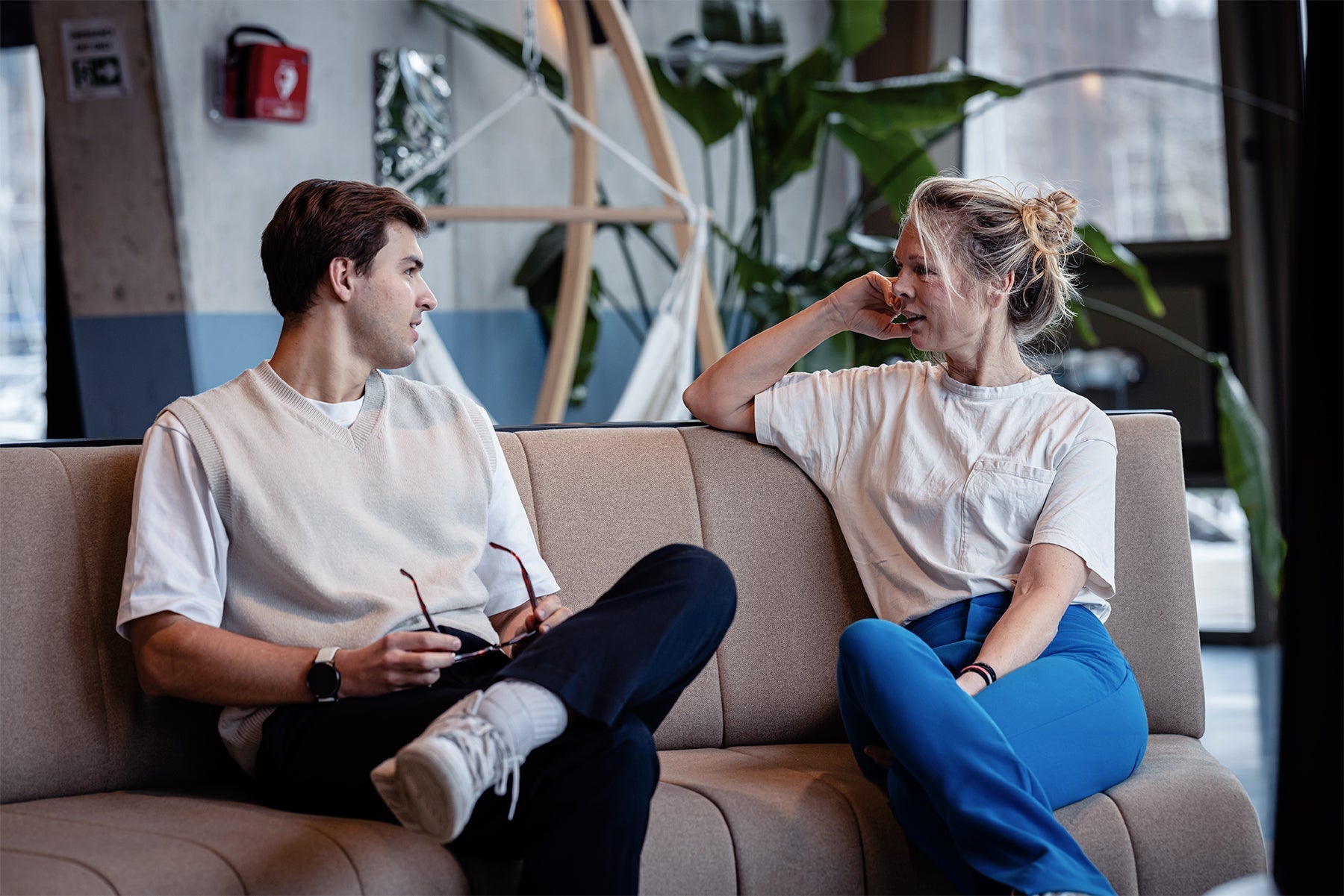 Twee mensen in gesprek naast een AED