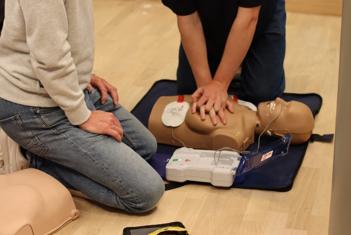 Reanimeren bij vrouwen: waarom reanimatiepoppen met borsten onmisbaar zijn