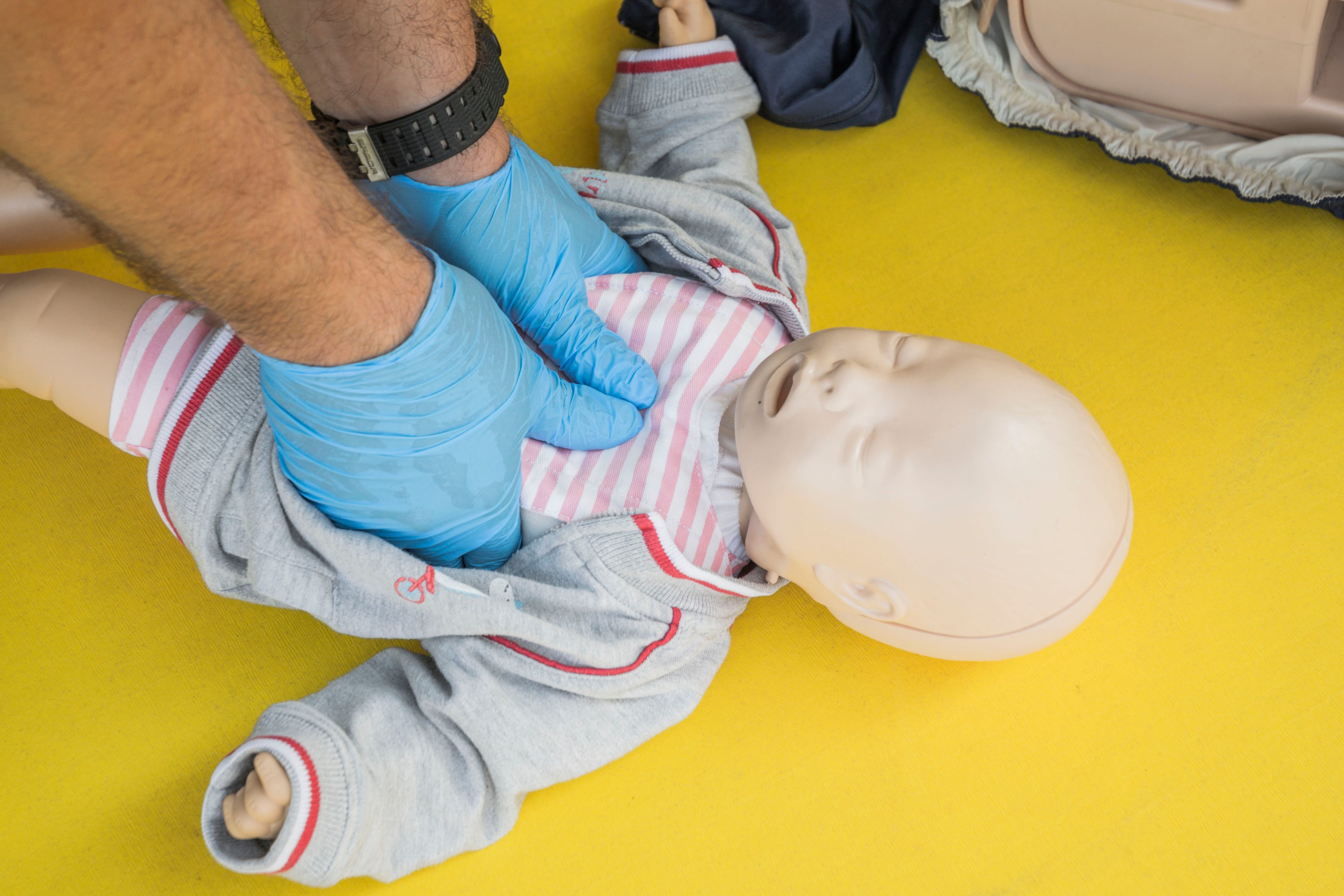 Hoe reanimeer je een baby?